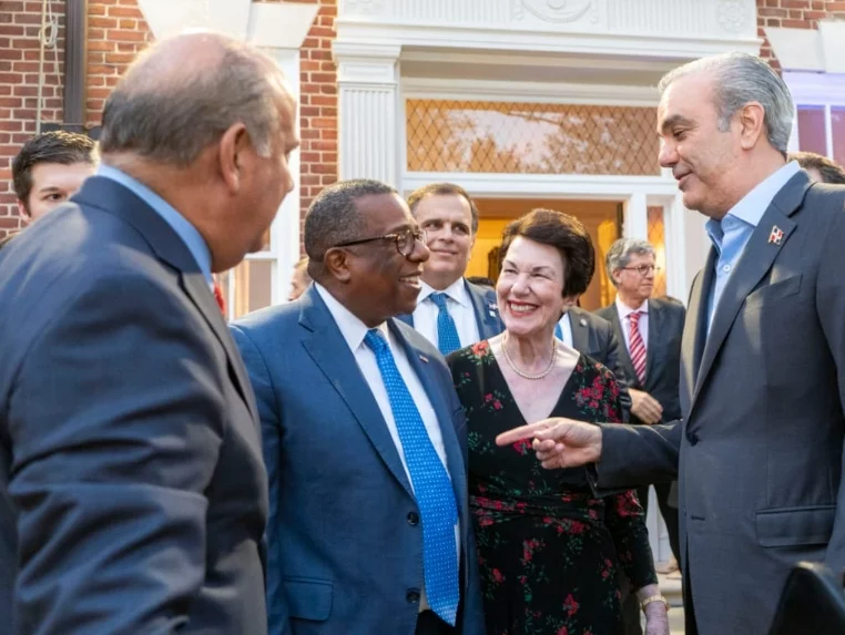 Sonia Guzmán mientras recibía al presidente Abinader.