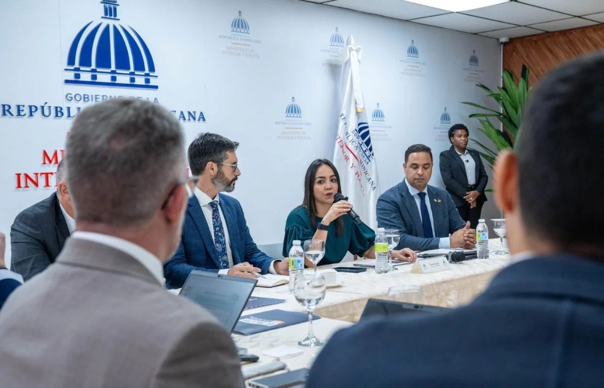 La ministra Faride Raful habla en reunión con representantes de la Unión Europea.
