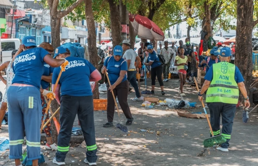 Brigadas mientras trabajaban afanosamente en plan limpieza.