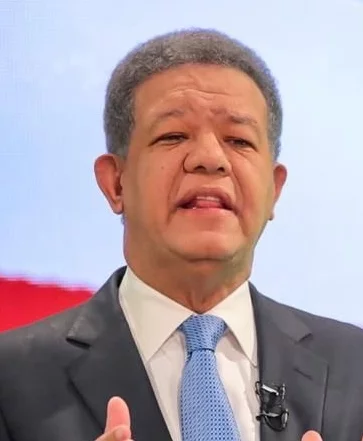 Leonel  Fernández inició el conversatorio en campaña.
