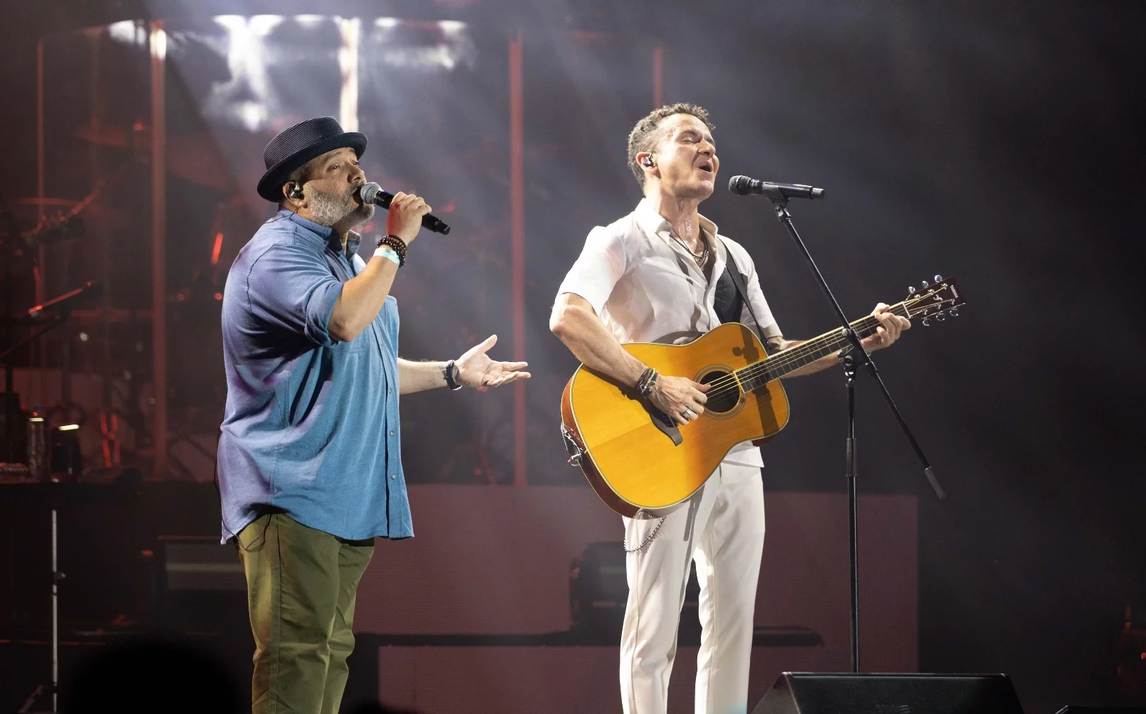 Los cantautores Pavel Núez y Fonseca durante su actuación en el Pabellón de Voleibol. fuente externa