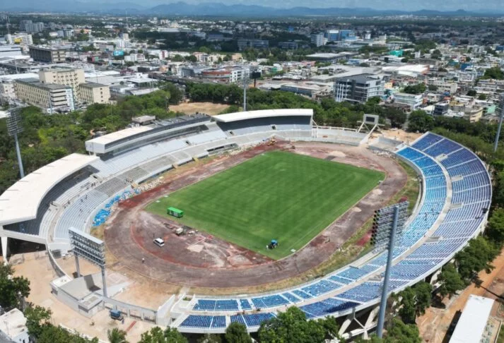 Vista panorámica de como va quedando el estadio olímpico Félix Sánchez tras los trabajos de remodelación que se le realizan.