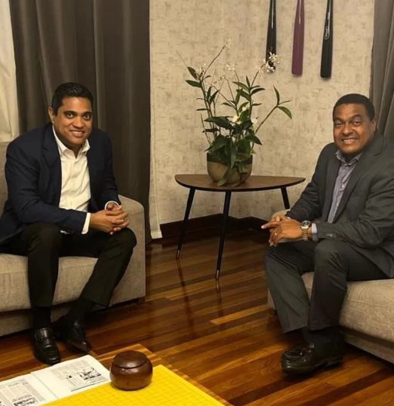 Kevin Cruz y José P. Monegro durante   reunión de trabajo.