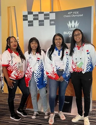 Cuatro  integrantes de la selección femenina de ajedrez.