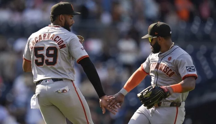 Jerar Encarnación y Heliot Ramos festejan triunfo Gigantes.