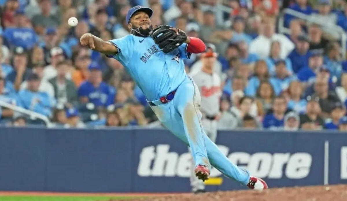 El dominicano Vladimir Guerrero Jr. anhela regresar a la tercera base con los Azulejos.  Ap