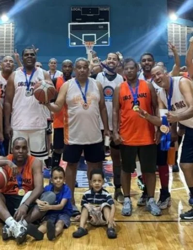Jugadores del Team Monteron celebran la corona.