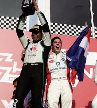 Los pilotos Jimmy Llibre y Efrin Castro, tras  la carrera.