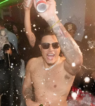 Manny Machado, de San Diego celebra su pase a los playoffs.