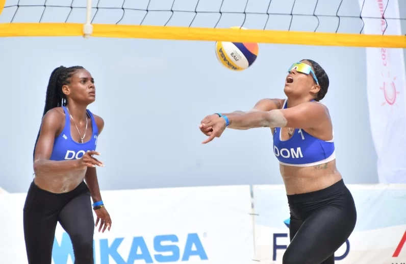 Jugadoras equipo dominicano están entrenando.