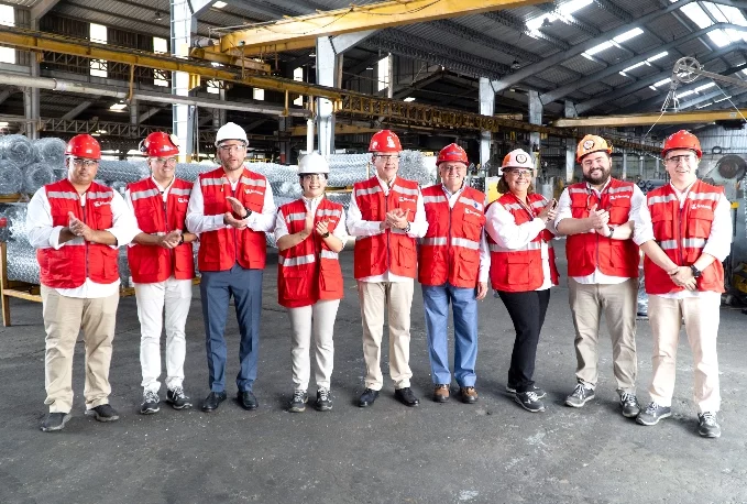 Víctor Bisonó junto a ejecutivos de Kinnox.