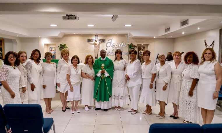 Yanira Fondeur y el sacerdote Cecilio de los Santos,  junto a integrantes  de la directiva y   colaboradoras.