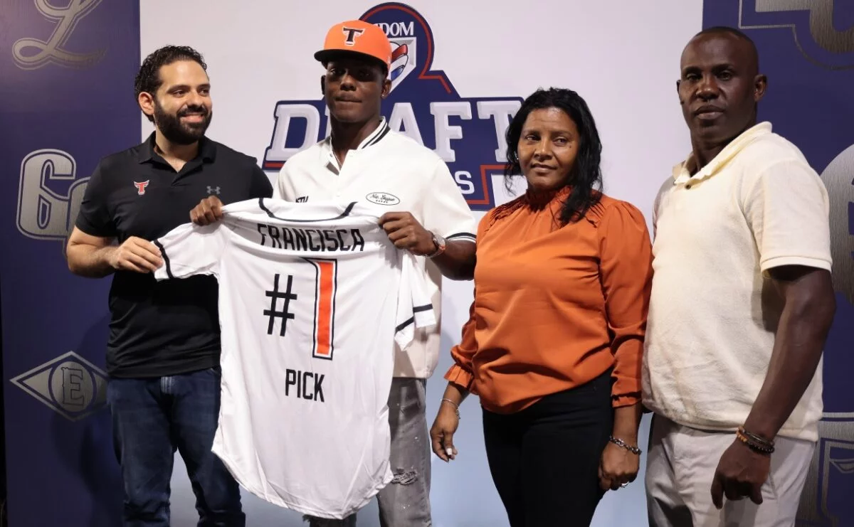 Welbyn Francisca recibe  junto a sus padres la camiseta del gerente  Jesús Mejía,  de los Toros.
