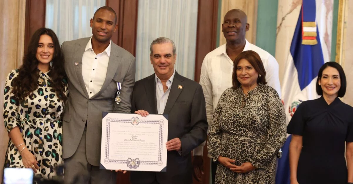 Luis Abinader  condecora a   Al Horford. Figuran Amelia Vega, Arelis Reynoso, Tito Horford y Raquel Peña. Duany Núñez