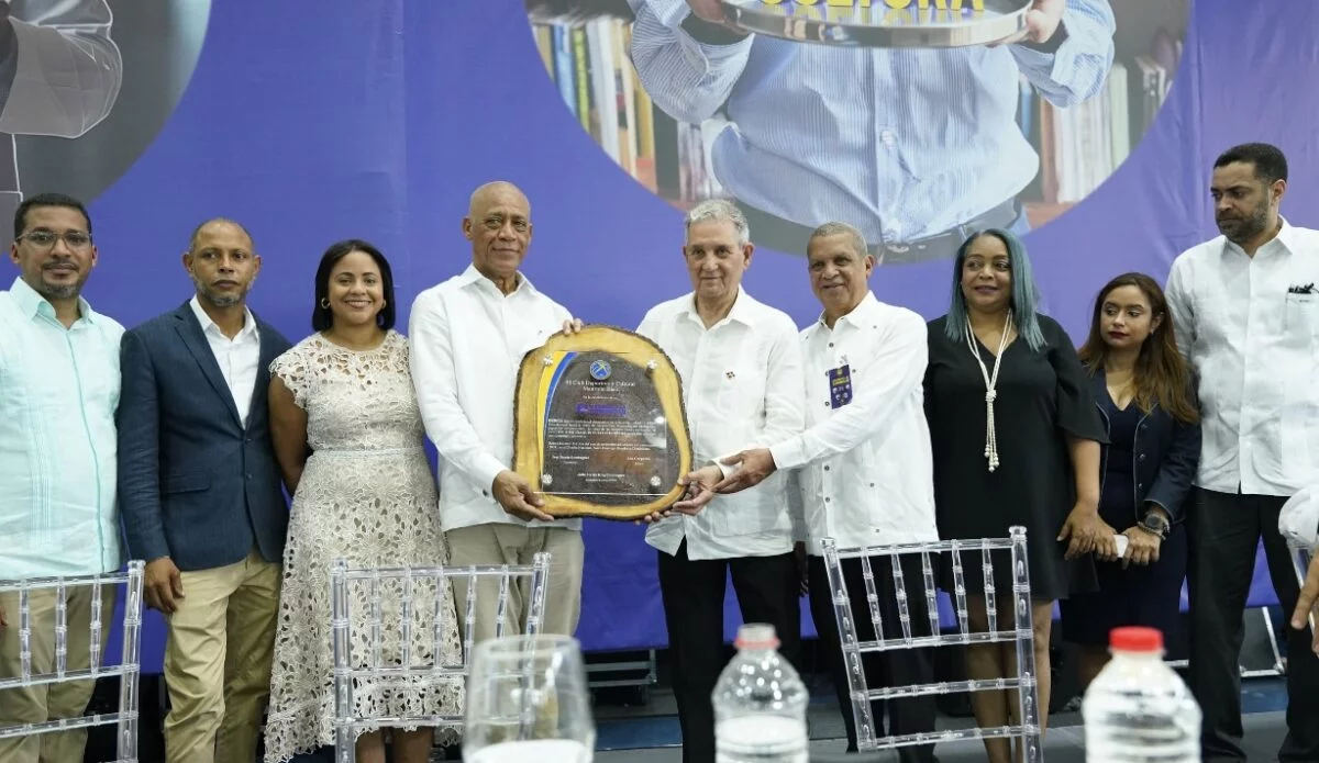 José Domínguez y Leo Corporán entregan placa al doctor  José Joaquín Puello.    manolito jiménez