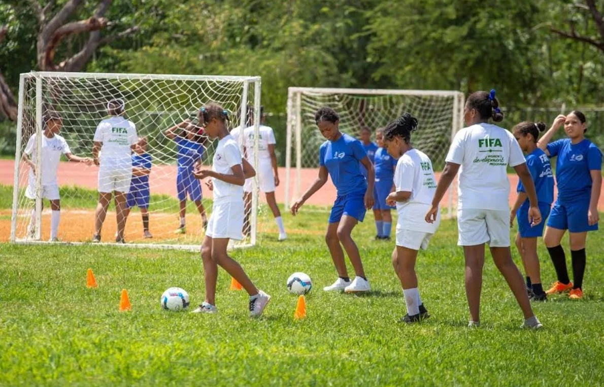 Jugadoras mientras se entrenan a todo vapor con miras a estar bien física y mental.