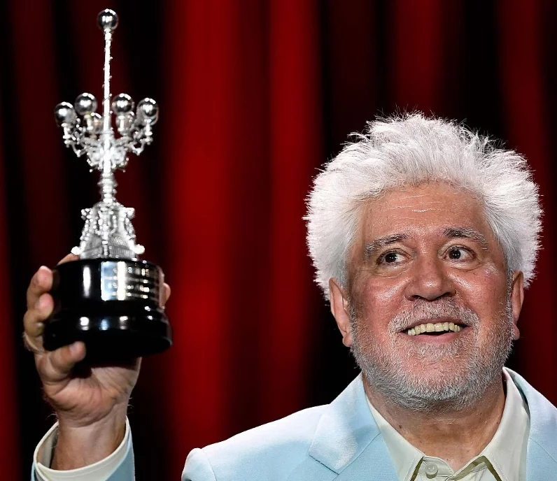 Pedro Almodóvar recibió ayer   el gran premio Donostia.