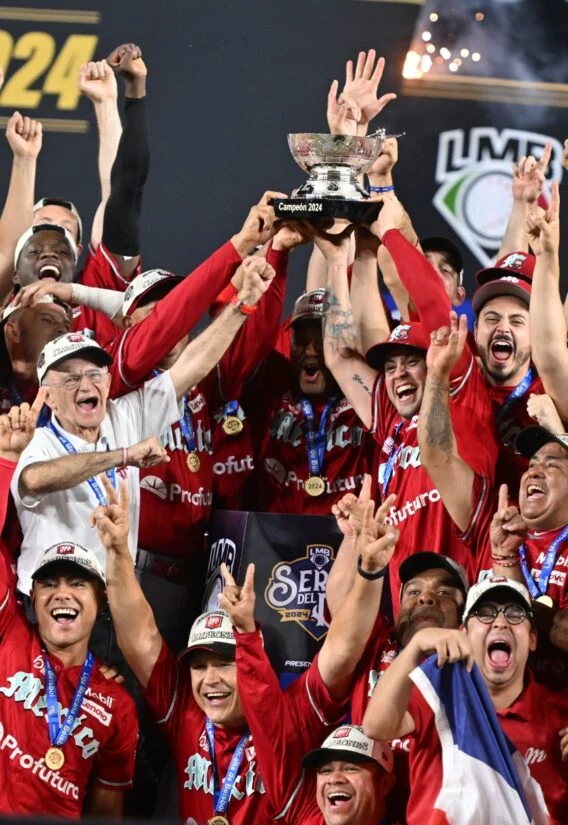 Los jugadores de los Diablos Rojos festejan por el campeonato.