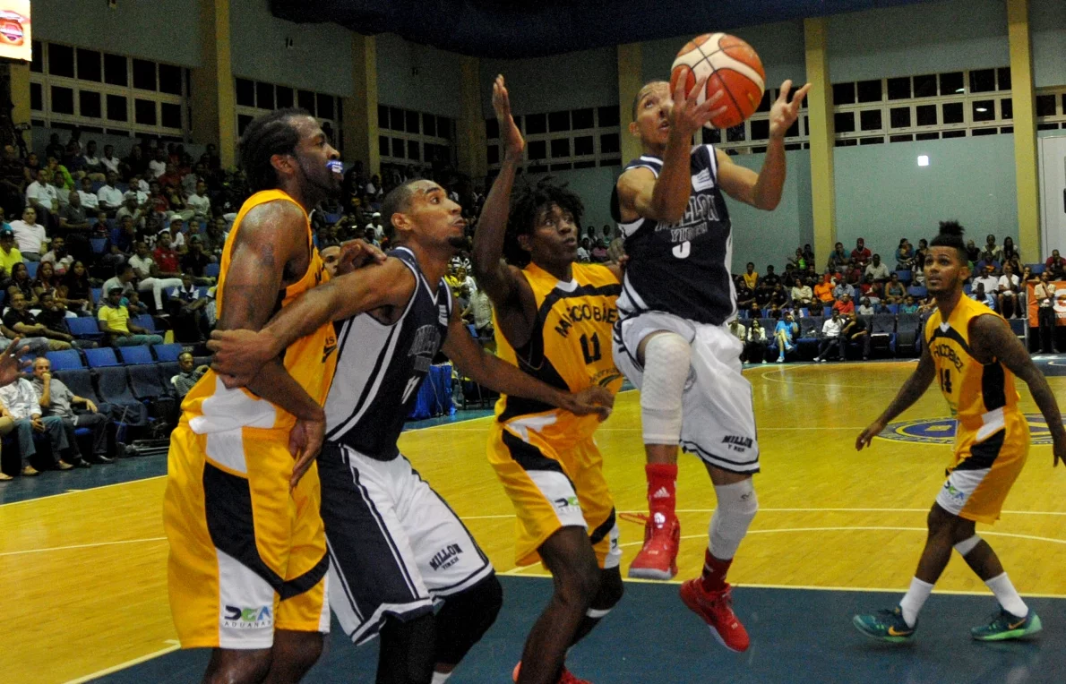 Aspecto de un encuentro en el pasado torneo, en el baloncesto del Distrito Nacional.