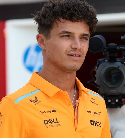 Lando Norris, piloto de McLaren, buca recortar ventaja.