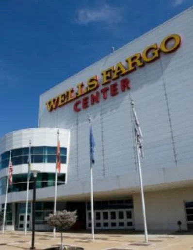 Wells Fargo Center   es la actual  casa de los 76ers .