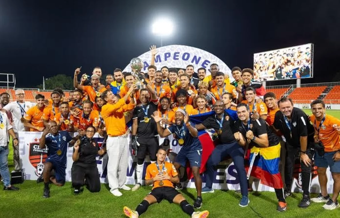 Jugadores y directivos del Cibao FC, celebran su quinta corona en la liga de fútbol.