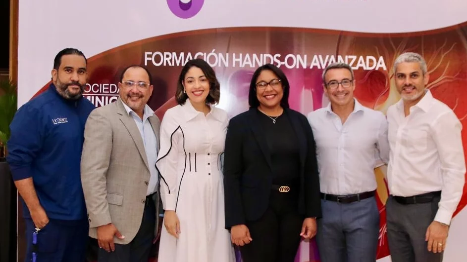 Integrantes de la Sociedad de  Urología, junto al doctor Gonzalo.