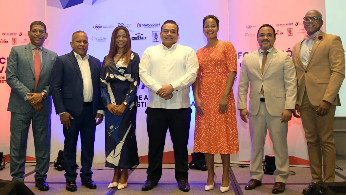 Director general de la ONDA, Rubén Gonell Cosme, junto a  funcionarios de la PGR.