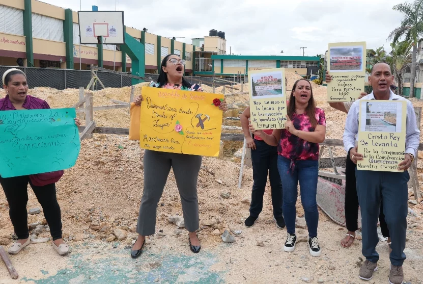 Los padres realizaron una protesta en hora de las tarde.