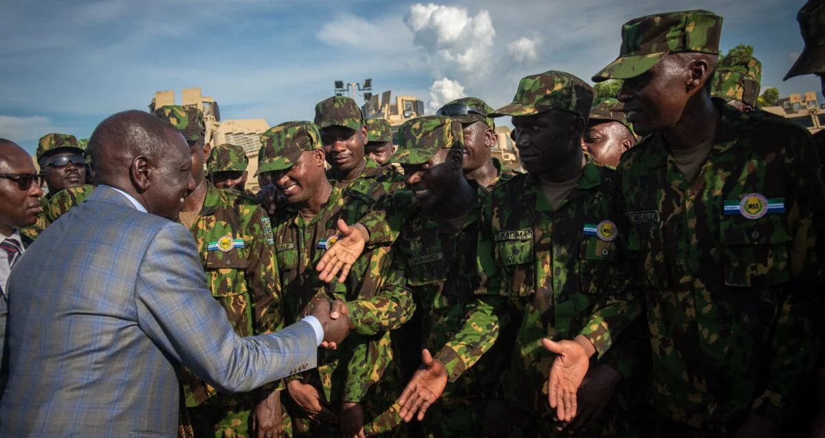 El Gobierno de Kenia sólo ha enviado  382  agentes militares  como parte de la misión para pacificar el vecino país. efe