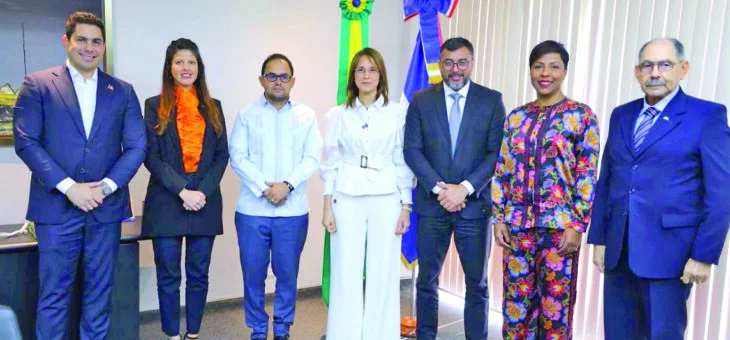 Representantes de la embajada, durante la visita oficial.