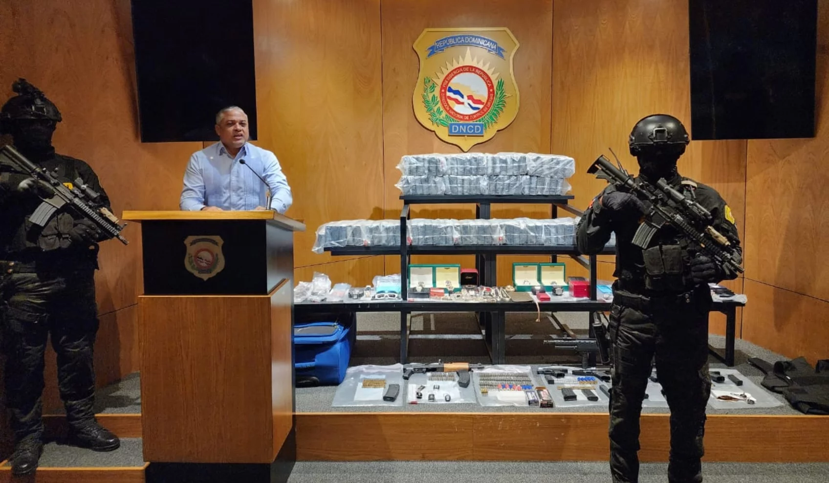 En septiembre del pasado año la DNCD presentó en rueda de prensa los paquetes  y armas ocupadas a la red.   fuente externa