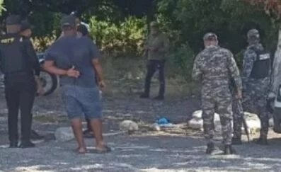 La cárcel fue rodeada por policías y militares.
