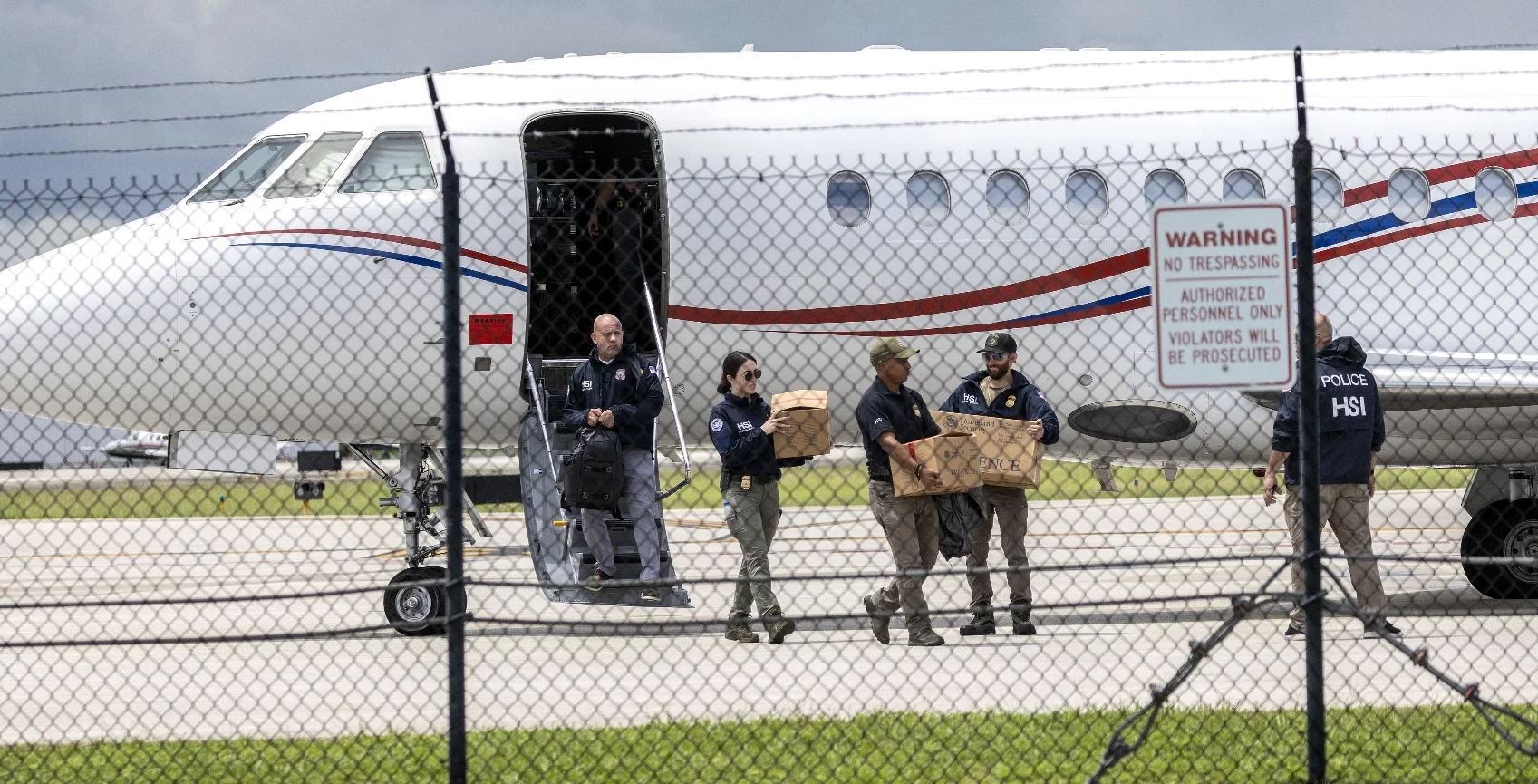 Imágenes del avión ocupado que aterrizó ayer en el aeropuerto de Fort Lauderdale.  efe