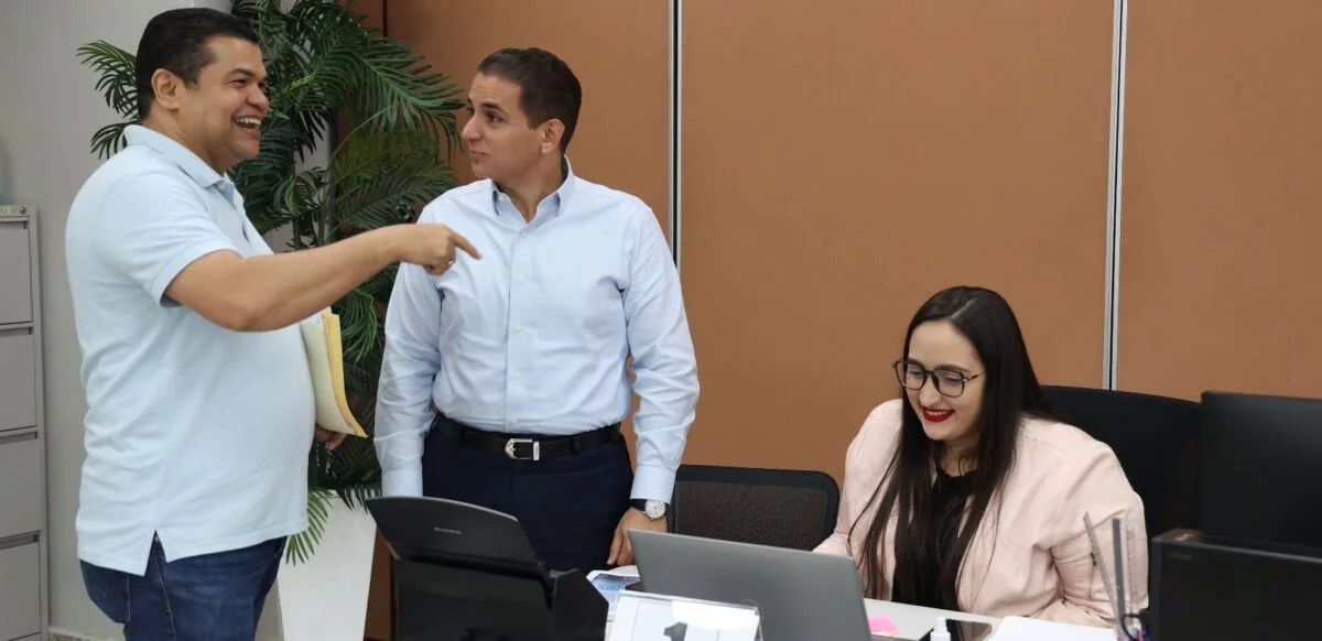 Tobías Crespo, diputado de la FP, y Víctor Fadul, diputado saliente del PLD, estuvieron ayer en  Cámara de Cuentas.  JOSÉ FRANCISCO