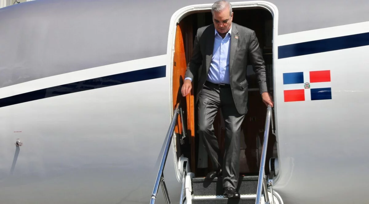 El presidente Abinader desciende del avión a su llegada ayer a la ciudad de Nueva York.  FUENTE EXTERNA