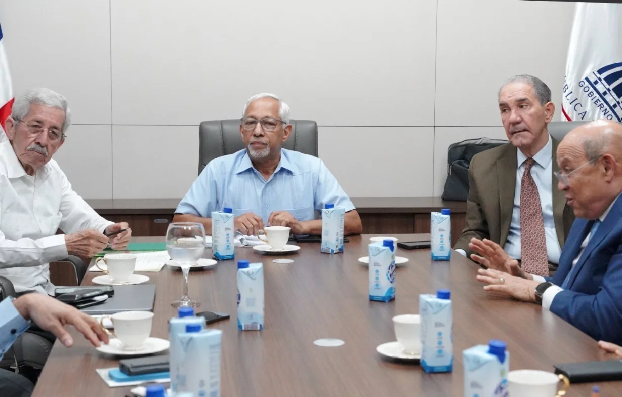 Ángel Hernández junto a  representantes del sector educativo durante la reunión.