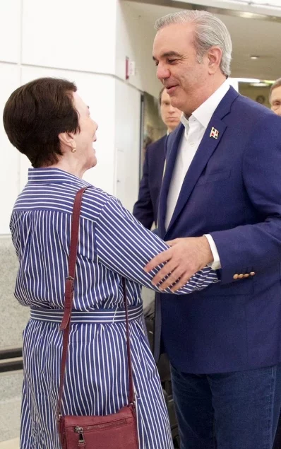 Presidente Abinader saluda a Sonia Guzmán.