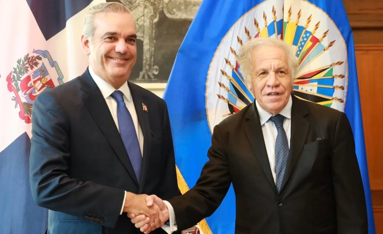 Luis Abinader y Luis Almagro se saludan en medio de conferencia en la sede de la OEA.