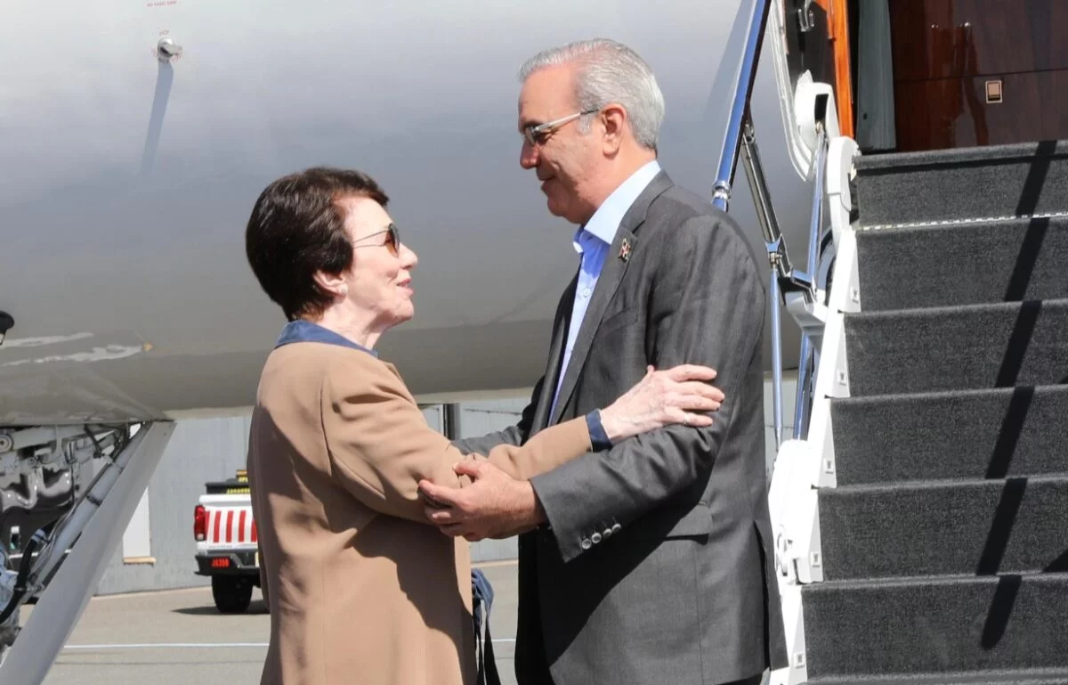 Abinader saluda a la embajadora dominicana en Washington, Sonia Guzmán.  AGENCIA FOTO