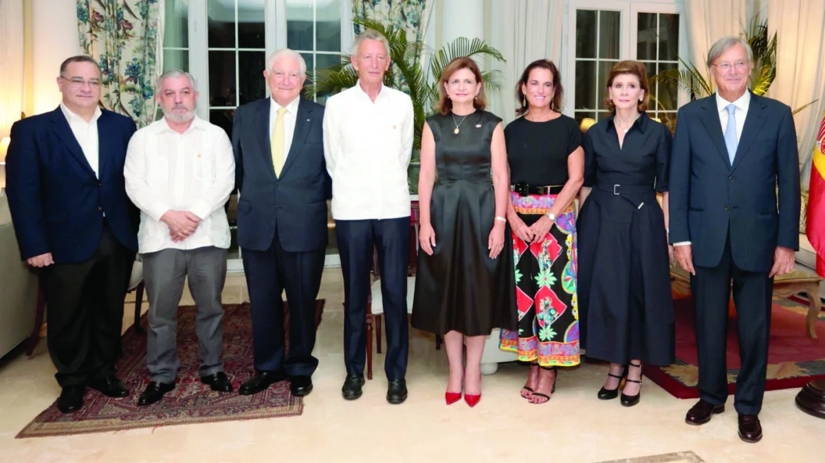 Integrantes de la primera junta directiva junto a la vicepresidenta de la República, Raquel Peña.