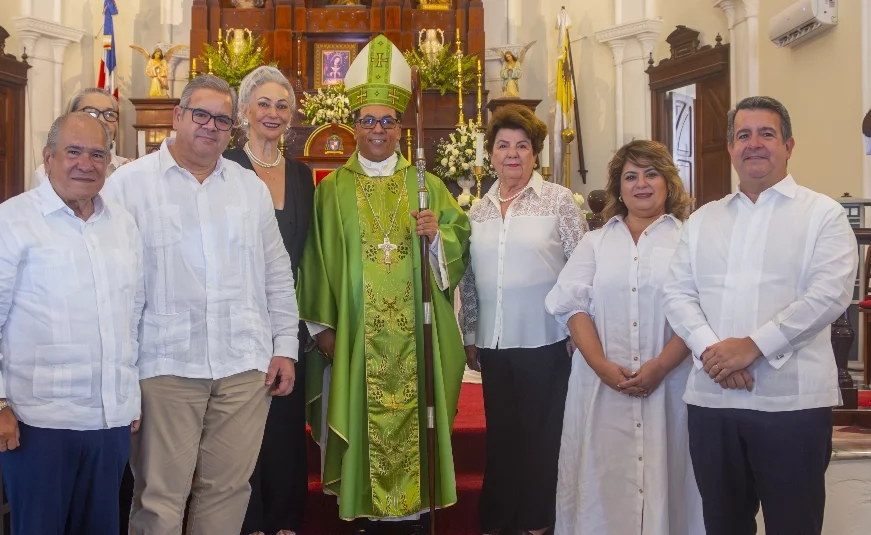 Ejecutivos de la fundación junto a monseñor Santiago Rodríguez.