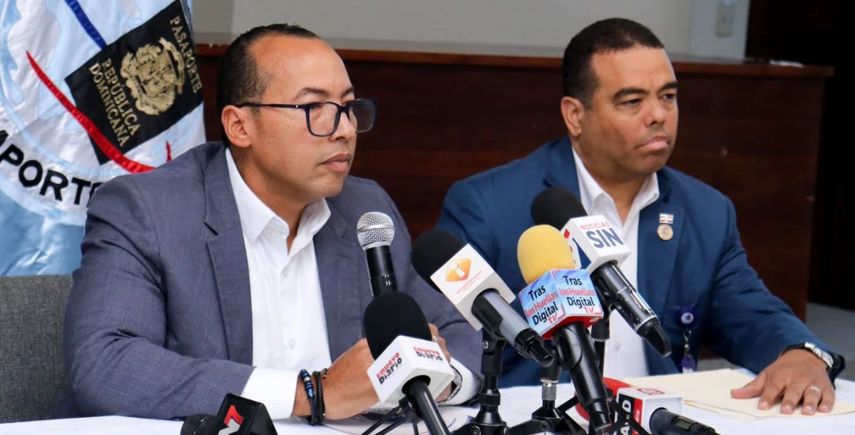 El director de Pasaportes encabezó ayer rueda de prensa en la sede de esa entidad.