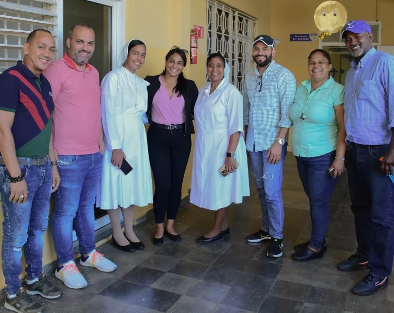 Parte de las religiosas y equipo que trabajan en pro  obra.