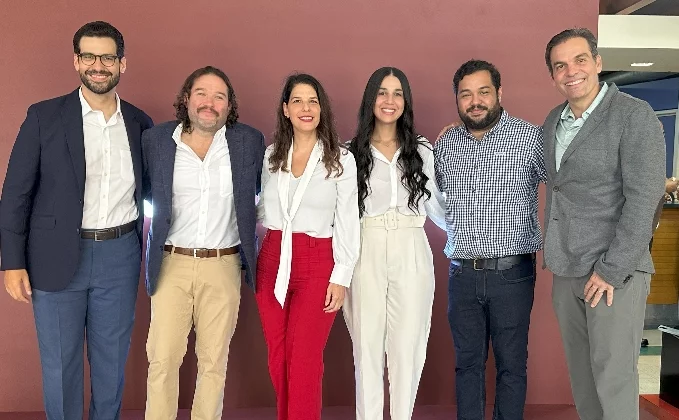Roberto Arias, Víctor Arias, Susan Arias, Nathalie Arias, Eligio Miguel Arias y Carlos Federico Arias.
