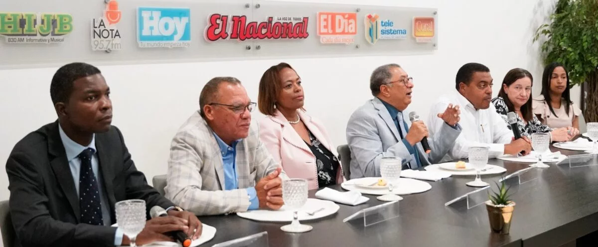 José Ortiz, Luis Rojas, Mirtha de León,  psiquiatra José  Gómez, José Monegro, director de   EL DÍA; Yanis Mejia, presidente Codopsi y Scarlett Batista .  Manolito jiménez