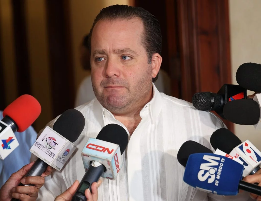 El ministro Paliza fue entrevistado por periodistas en los pasillos  del Palacio Nacional.