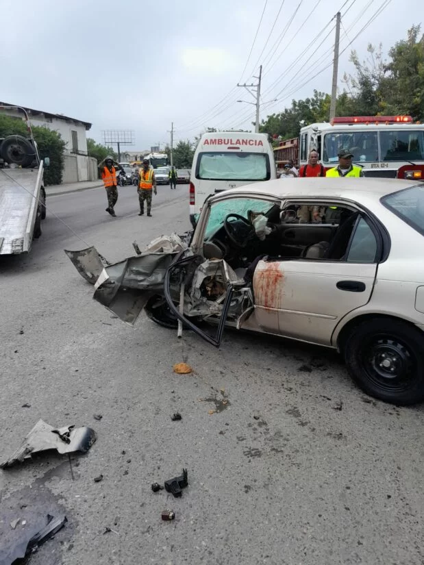 911 coordina asistencia en accidente entre jeepeta y vehículo de transpo…