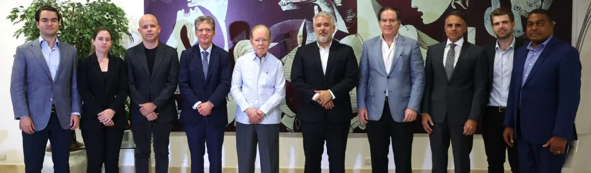 Visitantes y anfitriones flanquean a   Pepín Corripio y al expresidente Iván Duque, quien ayer concedió una entrevista al Grupo de Comunicaciones Corripio.  Alberto Calvo