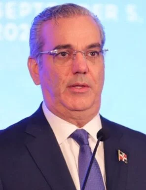 Luis Abinader promete una mejoría en el servicio.